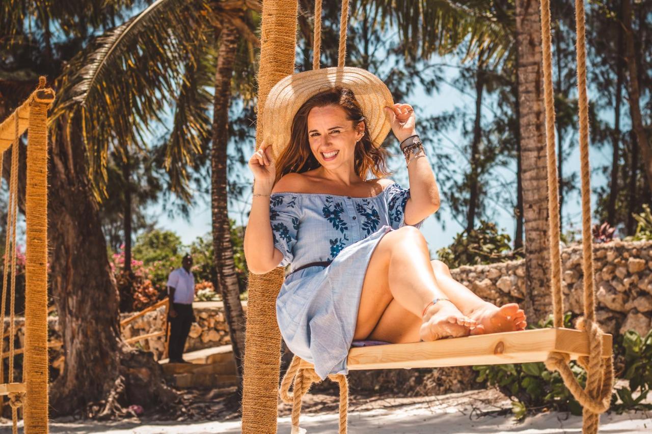 Zanzibella Hotel & Spa Kiwengwa  Exterior foto A woman on a swing